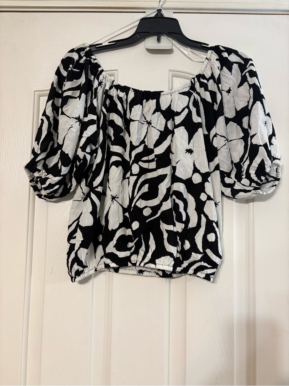 Grace Black and White Floral Off-Shoulder Blouse - Picture 4 of 6